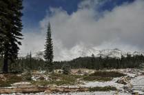 Por detrás das nuvens aparece o gigantesco Mount Shasta, com mais de 4.300 metros de altitude, na Califórnia, nos Estados Unidos
